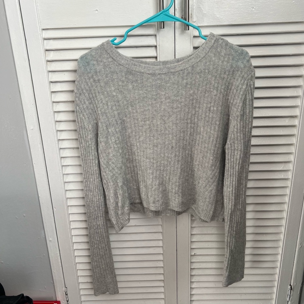 Francesca’s Gray Ribbed Women's Light Sweater slightly cropped size large